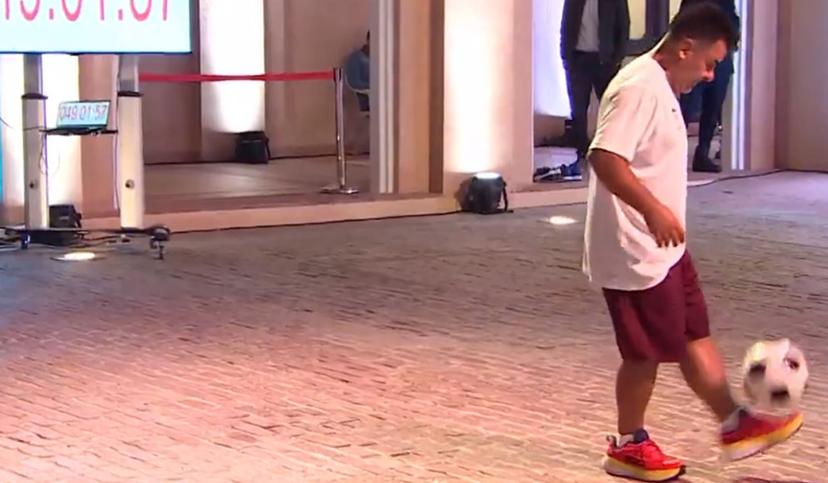 Brazilian Ricardinho sets new world record in Qatar for juggling a football